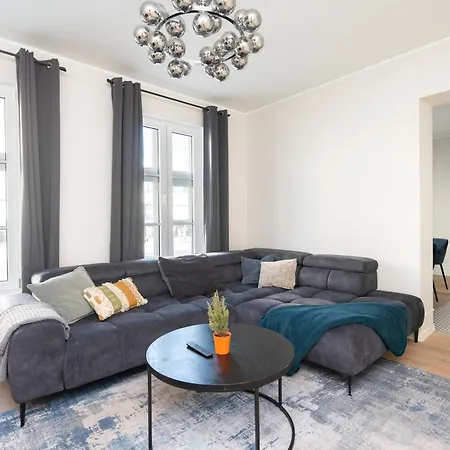 Hilltop - Centre Apartment